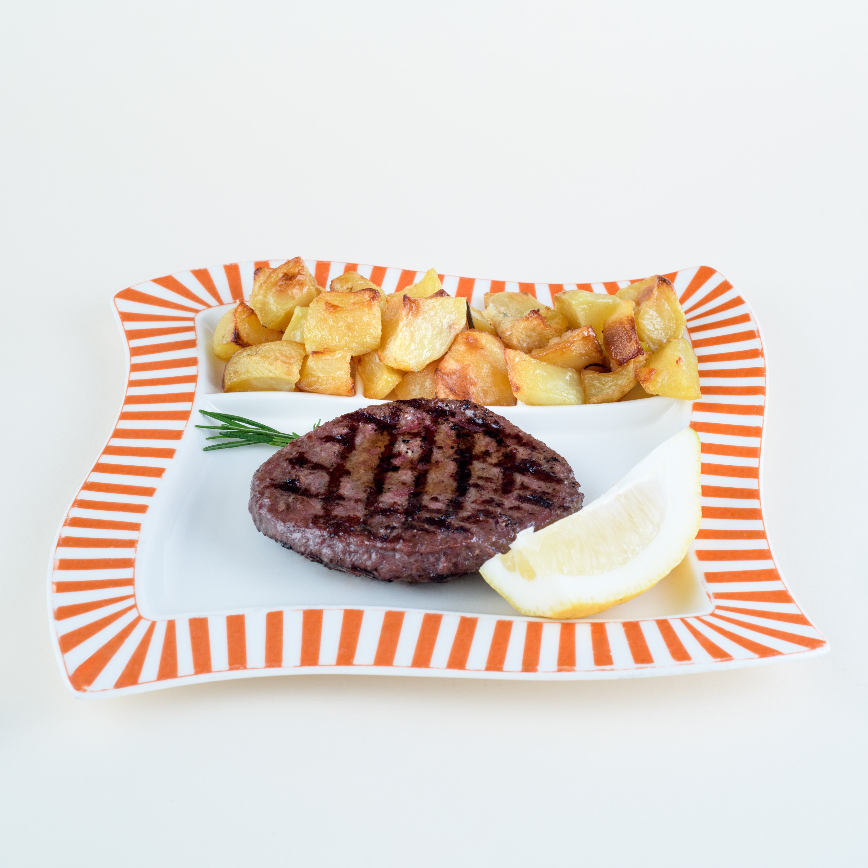 Hamburger di bufalo con patate al forno